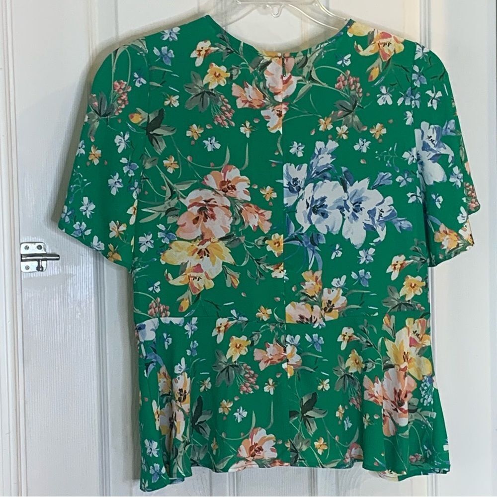Loft Floral Peplum Top Round Neck Short Sleeves Green Women's Size 6 - Picture 7 of 13